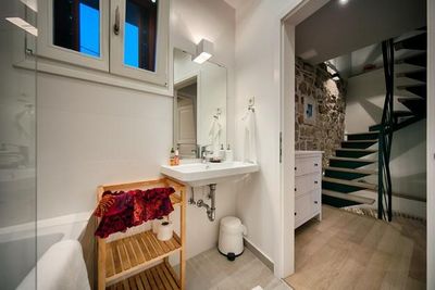 Authentic Stone 5 Bedroom Holiday House in Town Vis