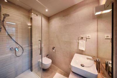 Authentic Stone 5 Bedroom Holiday House in Town Vis