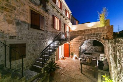 Authentic Stone 5 Bedroom Holiday House in Town Vis