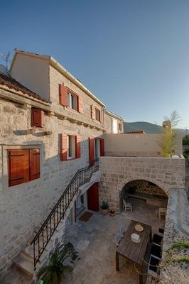 Authentic Stone 5 Bedroom Holiday House in Town Vis