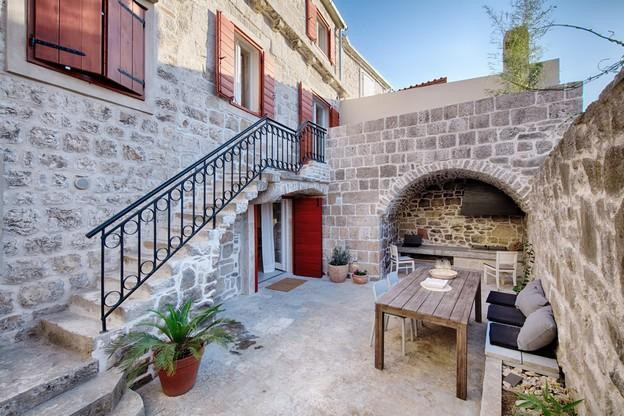 Authentic Stone 5 Bedroom Holiday House in Town Vis