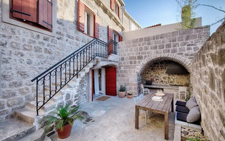 Authentic Stone 5 Bedroom Holiday House in Town Vis