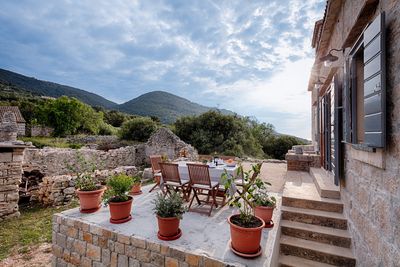 Charming Authentic Holiday House with Sea View and Pool Island Vis
