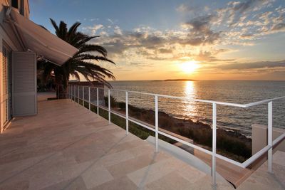 Modern Seafront 5 Bedroom Villa with Infinity Pool and Private Beach Island Vis