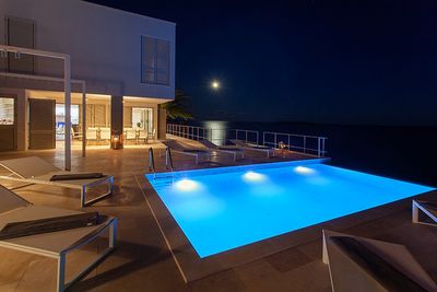 Modern Seafront 5 Bedroom Villa with Infinity Pool and Private Beach Island Vis