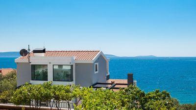 De Luxe Seafront Villa with Pool in Ciovo near Trogir and Split