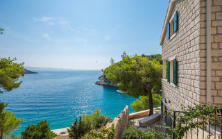 Adorable Beachfront Villa with Outdoor Jacuzzi near Milna in Brac Island