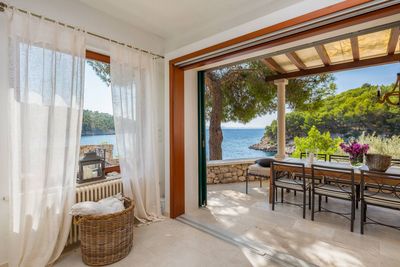 Adorable Beachfront Villa with Outdoor Jacuzzi near Milna in Brac Island