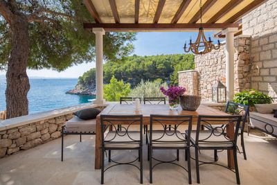 Adorable Beachfront Villa with Outdoor Jacuzzi near Milna in Brac Island
