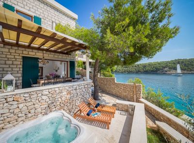 Adorable Beachfront Villa with Outdoor Jacuzzi near Milna in Brac Island