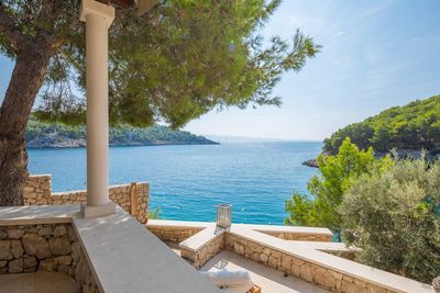Adorable Beachfront Villa with Outdoor Jacuzzi near Milna in Brac Island