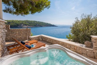 Adorable Beachfront Villa with Outdoor Jacuzzi near Milna in Brac Island