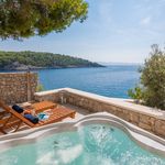 Adorable Beachfront Villa with Outdoor Jacuzzi near Milna in Brac Island