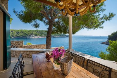Adorable Beachfront Villa with Outdoor Jacuzzi near Milna in Brac Island