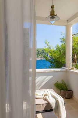 Adorable Beachfront Villa with Outdoor Jacuzzi near Milna in Brac Island