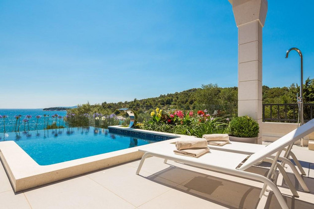 De Luxe Seafront Villa with Pool in Ciovo near Trogir and Split