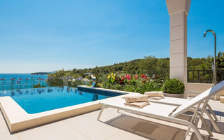 De Luxe Seafront Villa with Pool in Ciovo near Trogir and Split