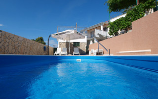 Charming 4 Bedroom Holiday House with Private Pool in Razanj