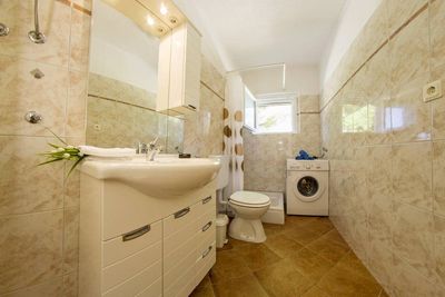 Beautiful 3 Bedroom Holiday House near the Beach in Sumartin Island Brac
