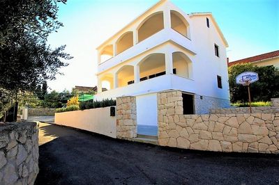 Spacious 4 Bedroom Holiday House with Private Pool near Trogir
