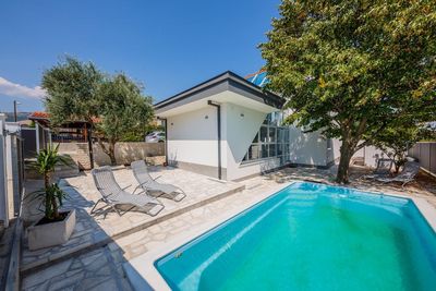 Holiday Villa with Pool and Jacuzzi near Split and Trogir