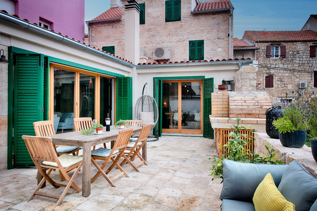 Stone House in Town Vis; Kut