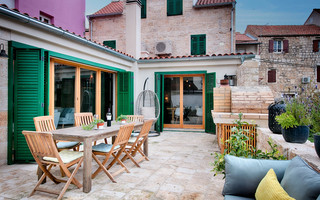 Stone House in Town Vis; Kut