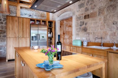 Stone House in Town Vis; Kut