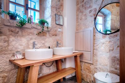 Stone House in Town Vis; Kut