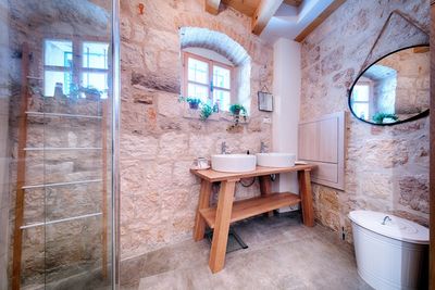 Stone House in Town Vis; Kut