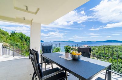Adorable Seafront Family Villa with Pool Dubrovnik and Peljesac area