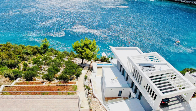 Luxury Villa with Pool in front of the Beach near Vinisce