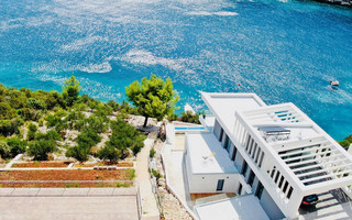 Luxury Villa with Pool in front of the Beach near Vinisce