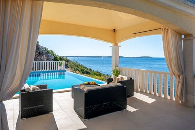 Beautiful Three Bedroom House with Swimming Pool near Trogir