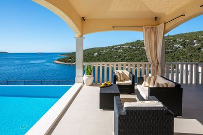 Beautiful Three Bedroom House with Swimming Pool near Trogir