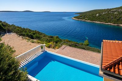 Beautiful Three Bedroom House with Swimming Pool near Trogir