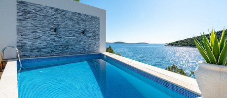 Beautiful 6 Bedrooms Beach Villa with Pool near Trogir