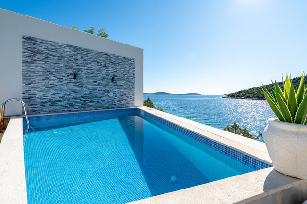Beautiful 6 Bedrooms Beach Villa with Pool near Trogir