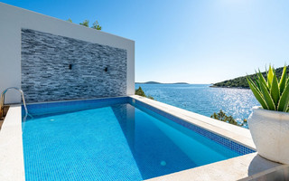 Beautiful 6 Bedrooms Beach Villa with Pool near Trogir