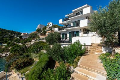 Beautiful 6 Bedrooms Beach Villa with Pool near Trogir