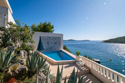 Beautiful 6 Bedrooms Beach Villa with Pool near Trogir