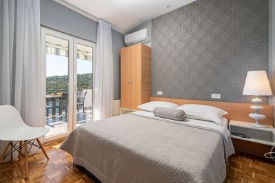 Beautiful 6 Bedrooms Beach Villa with Pool near Trogir