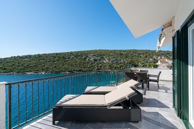 Beautiful 6 Bedrooms Beach Villa with Pool near Trogir