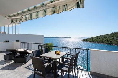 Beautiful 6 Bedrooms Beach Villa with Pool near Trogir