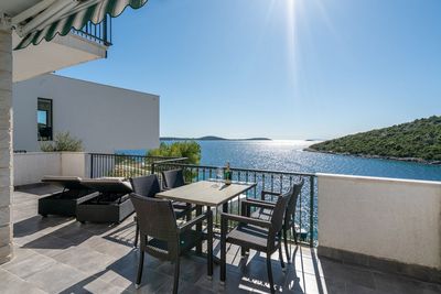 Beautiful 6 Bedrooms Beach Villa with Pool near Trogir