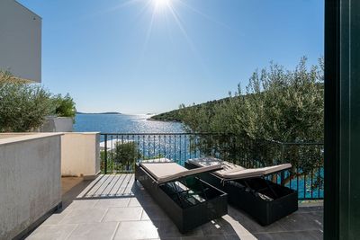 Beautiful 6 Bedrooms Beach Villa with Pool near Trogir