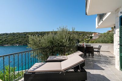 Beautiful 6 Bedrooms Beach Villa with Pool near Trogir