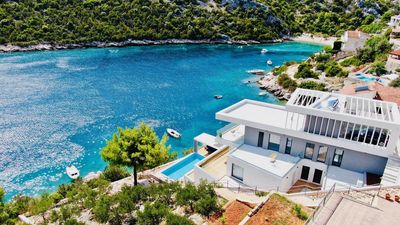 Luxury Villa with Pool in front of the Beach near Vinisce