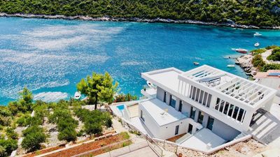 Luxury Villa with Pool in front of the Beach near Vinisce