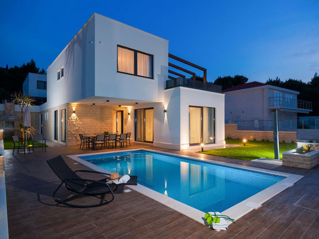 6 Bedroom Luxury Villa with Pool near Pebble Beach in Ciovo